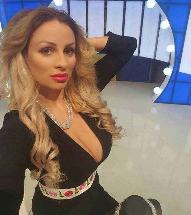 FOTO / Sânziana Buruiană a renunţat la extensii! Cu un decolteu ameţitor, blondina şi-a etalat noul look