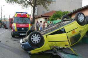 Accident mortal în Capitală! Un taxi s-a răsturnat după ce şoferul a pierdut controlul volanului
