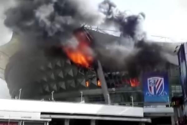 Alertă în fotbal! Un stadion important a luat foc! / VIDEO
