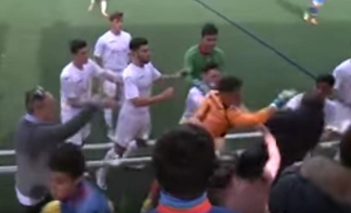 Violenţe la un meci de juniori! Fotbaliştii s-au luat la bătaie cu spectatorii! / VIDEO