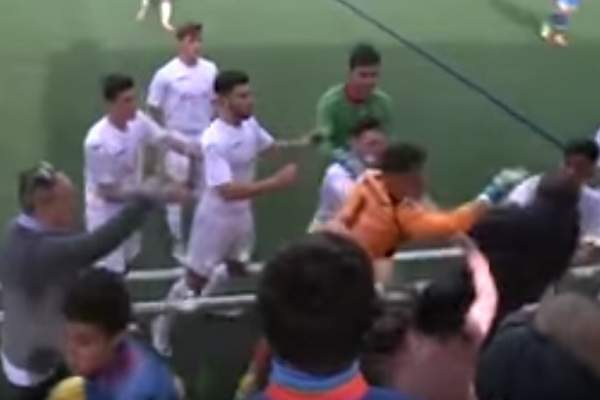 Violenţe la un meci de juniori! Fotbaliştii s-au luat la bătaie cu spectatorii! / VIDEO