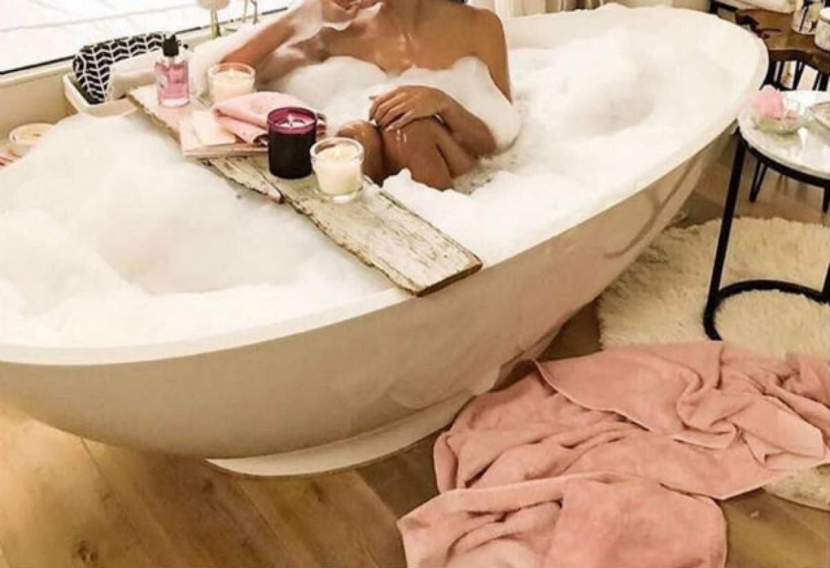 VIDEO & FOTO / Un fost iepuraş Playboy i-a stârnit pe bărbaţi, după ce a pozat fără haine în cada cu spumă