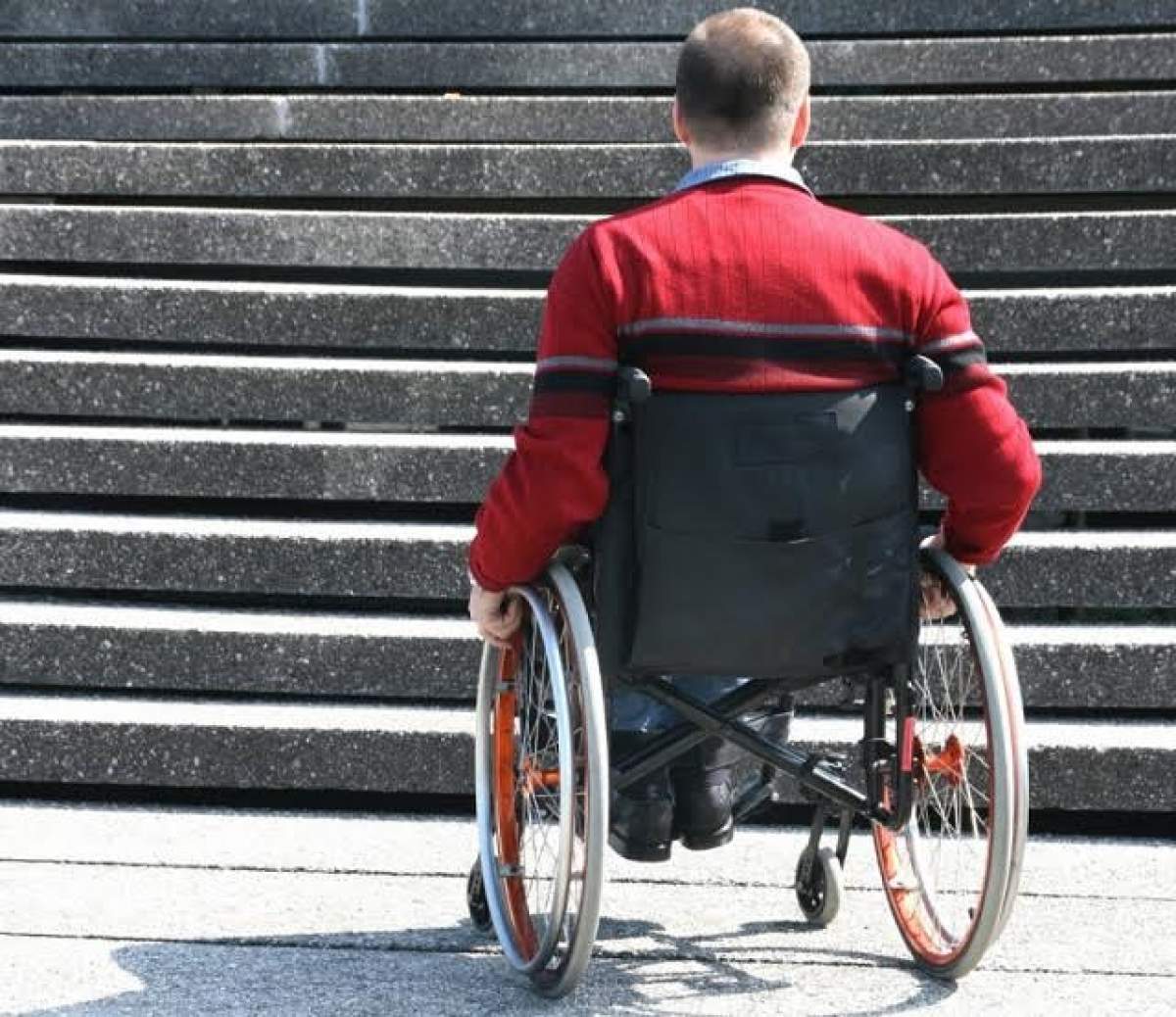Un bărbat paralizat îşi mişcă mâinele cu ajutorul GÂNDURILOR! Ce îl ajută pe om să mănânce din nou singur, după 8 ani