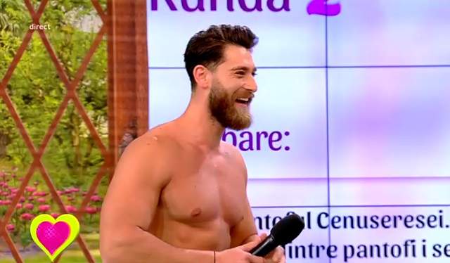 VIDEO / Striptease în platoul de la "2k1"! Robert Popescu, cel mai sexy asistent