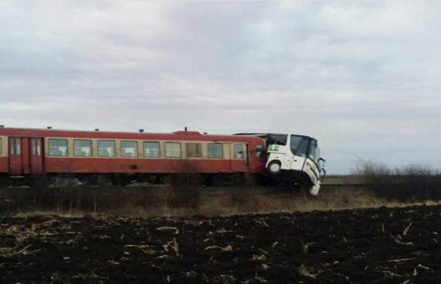 ULTIMA ORĂ! Un autobuz a fost lovit în plin de un tren de călători