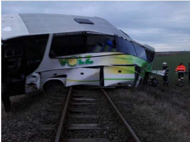 ULTIMA ORĂ! Un autobuz a fost lovit în plin de un tren de călători