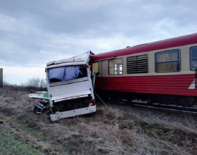 ULTIMA ORĂ! Un autobuz a fost lovit în plin de un tren de călători