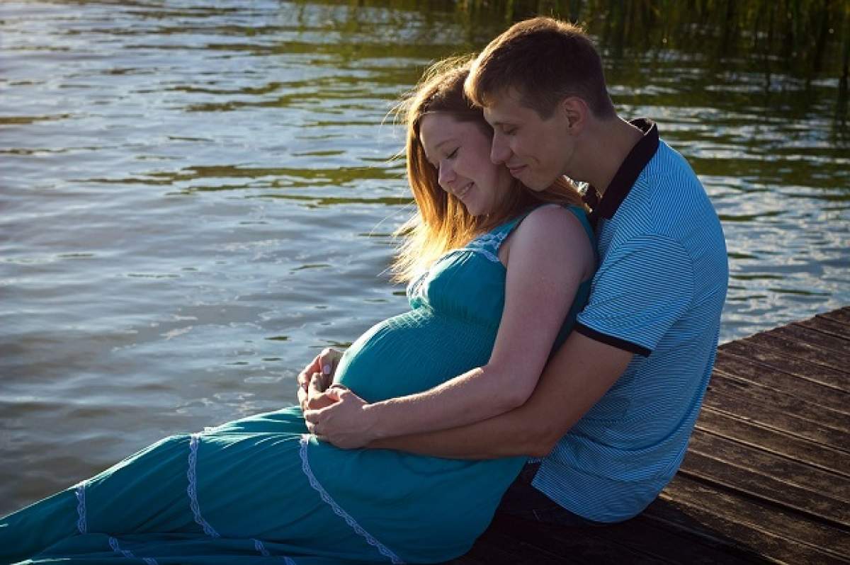 O fetiţă de 12 ani a rămas însărcinată în urma unei relaţii cu un băiat de 21 de ani. Cum au reacţionat părinţii copilei a MIRAT un întreg oraş