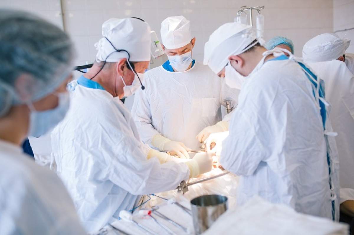 FOTO / Doctorii au mutilat-o, după ce au operat-o la lumina telefonului!