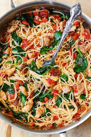Spaghetti cu roşii, spanac şi pui! E atât de bună reţeta, încât vei mai vrea o porţie
