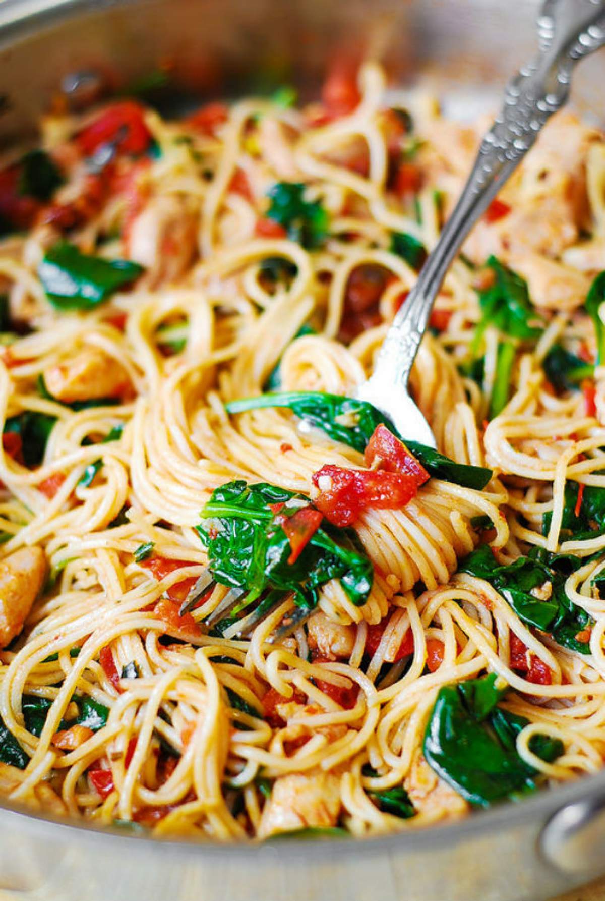 Spaghetti cu roşii, spanac şi pui! E atât de bună reţeta, încât vei mai vrea o porţie