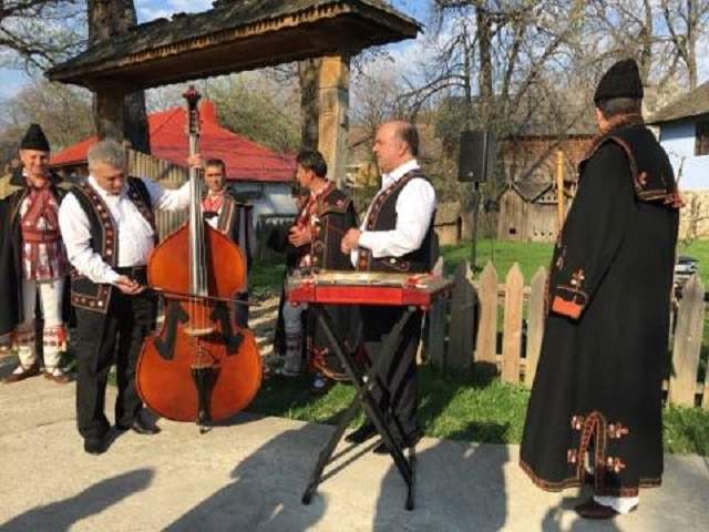 VIDEO / Primele imagini cu Prinţul Charles la Muzeul Satului! A fost întâmpinat cu muzică tradiţională