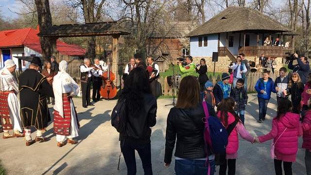 VIDEO / Primele imagini cu Prinţul Charles la Muzeul Satului! A fost întâmpinat cu muzică tradiţională