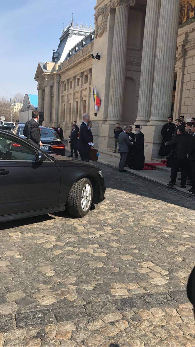 VIDEO / Primele imagini cu Prinţul Charles la Muzeul Satului! A fost întâmpinat cu muzică tradiţională