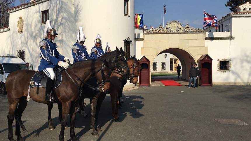 VIDEO / Cum a fost aşteptat Prinţul Charles la Palatul Elisabeta de către Principesa Moștenitoare Margareta