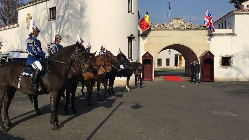 VIDEO / Cum a fost aşteptat Prinţul Charles la Palatul Elisabeta de către Principesa Moștenitoare Margareta