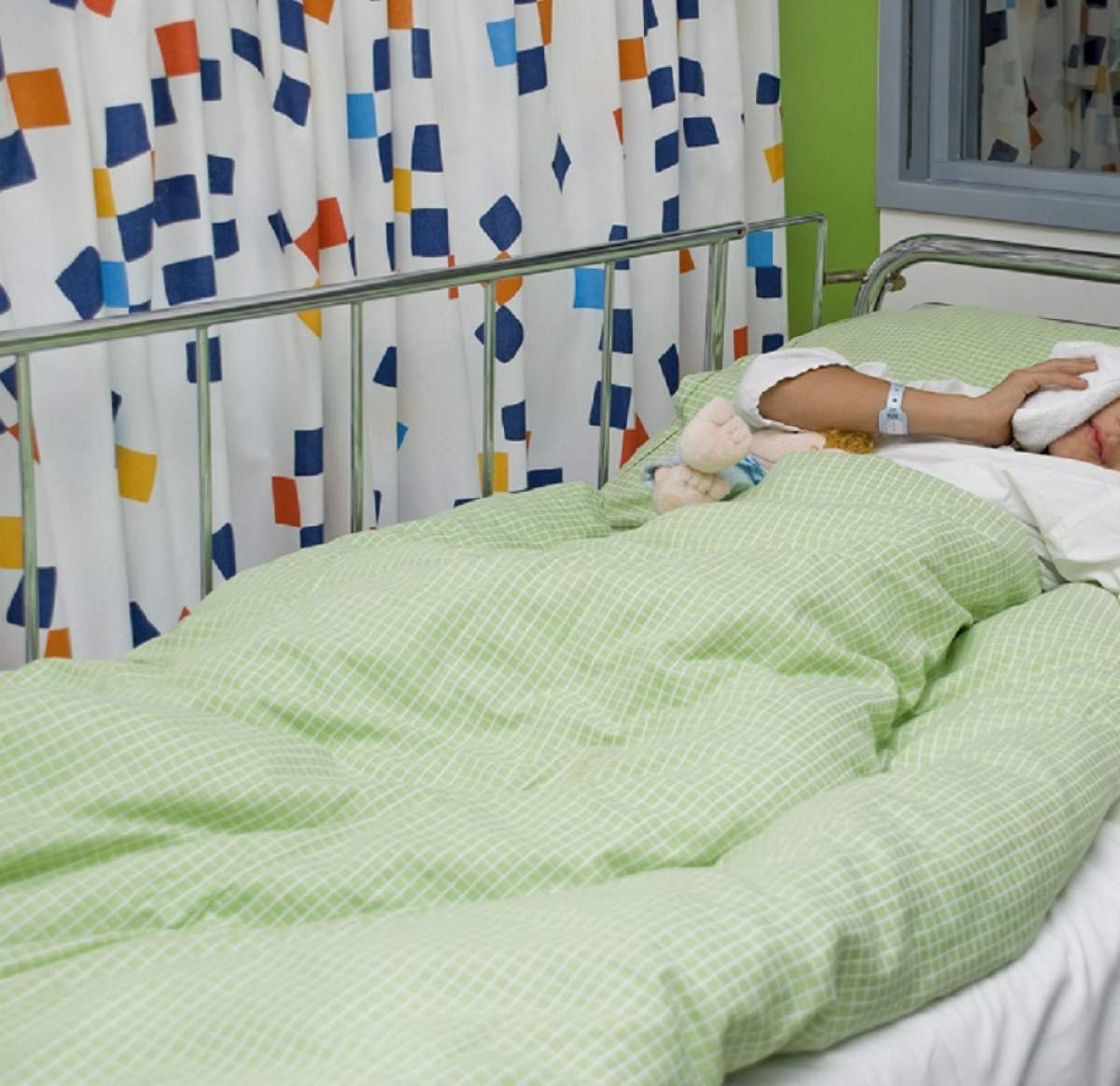 MOMENTE CRITICE! Fetiţă de 7 ani cu simptome de botulism, internată de urgenţă la un spital din Bucureşti