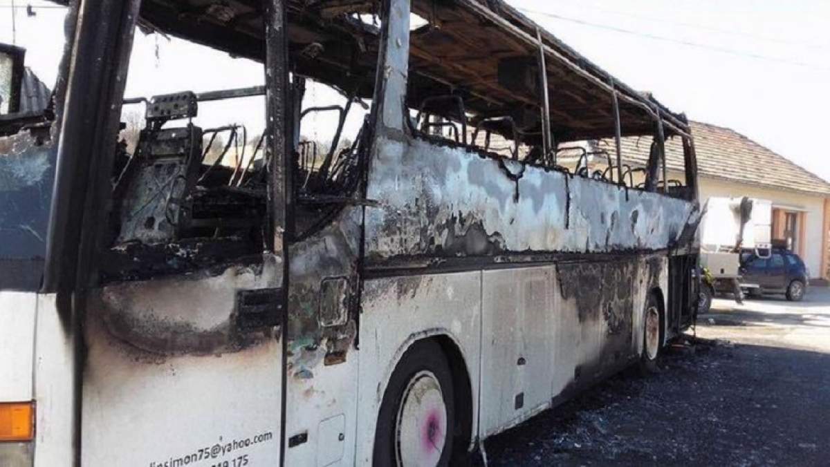 FOTO / La un pas de TRAGEDIE! Un autocar cu 37 de elevi a luat FOC în mers