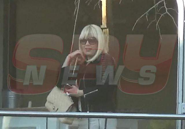 Avem dovada! Iată cum îl răsfaţă Elena Udrea pe iubitul tinerel! / VIDEO PAPARAZZI