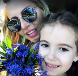 VIDEO / Andreea Bănică și-a scos copiii la plimbare! Ce drăgălaș este cel mic la numai 4 luni și ce mult îi seamănă!