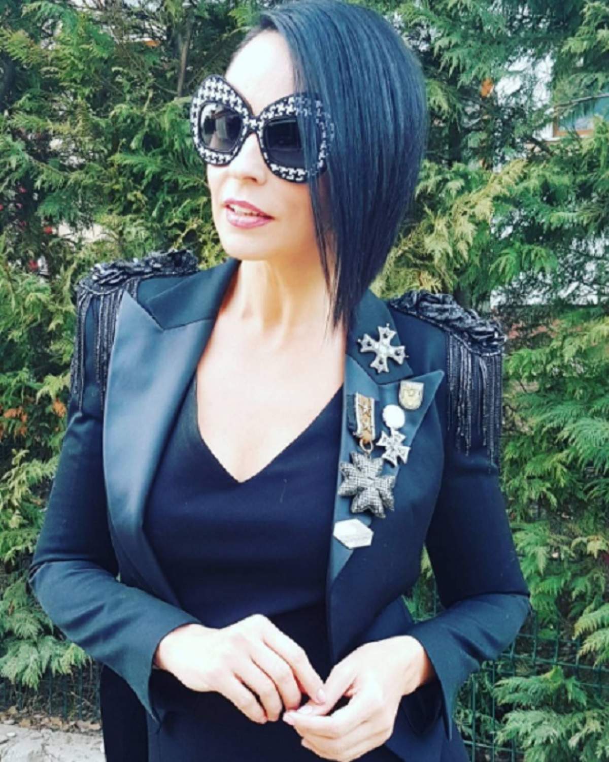 FOTO / Andreea Marin, fără sutien! Vedeta străluceşte într-o rochie - sacou cu un decolteu adânc