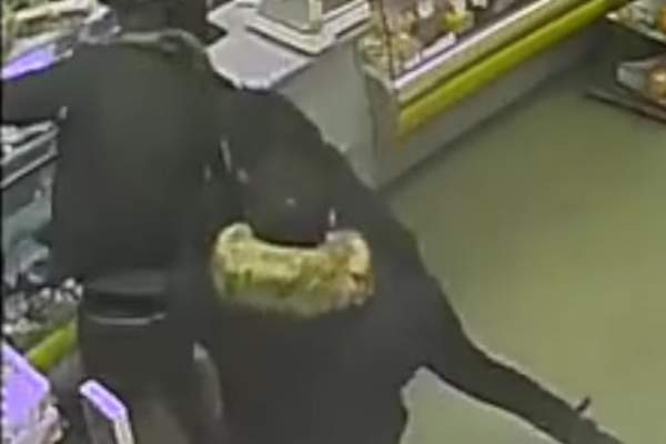 Şoc în lumea sportului românesc! Un fost fotbalist a fost bătut cu bestialitate într-un magazin din Sibiu! / VIDEO