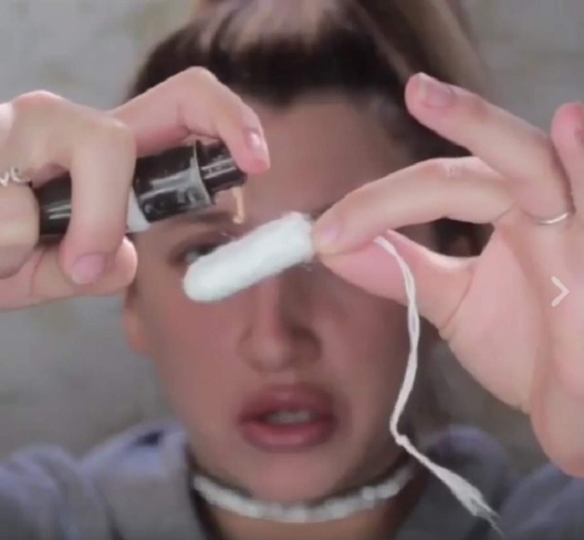 VIDEO / A pus fond de ten pe un tampon, apoi l-a aplicat pe faţă! Rezultatul? Fetele vor uita de beautyblender!