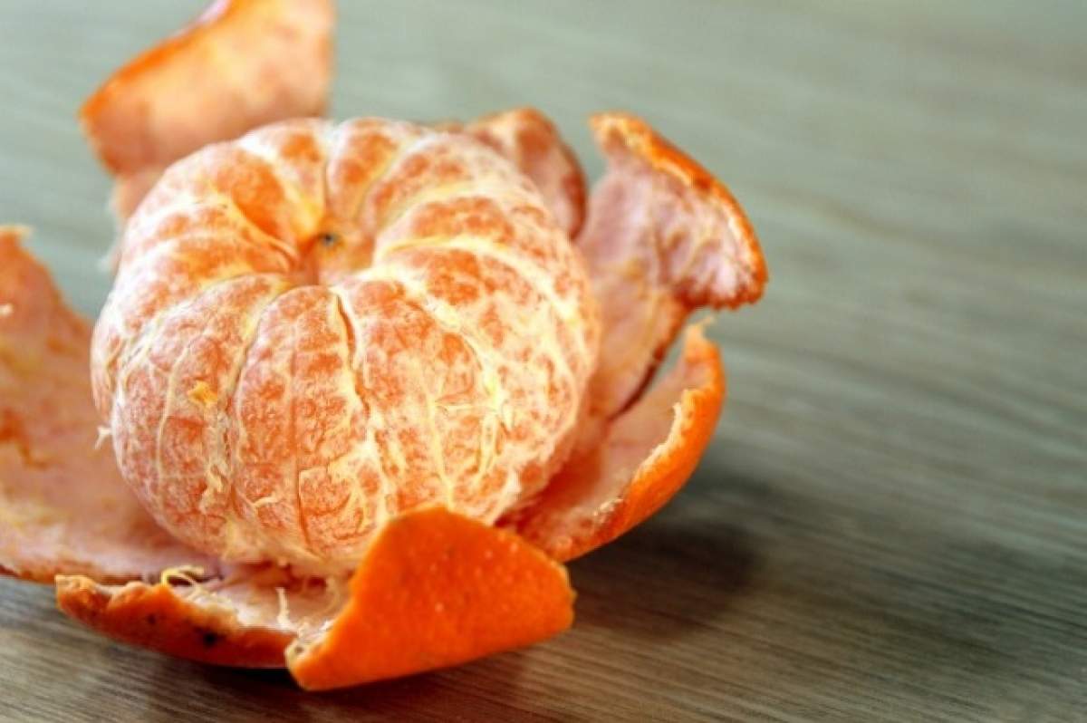 Magia la cuptorul cu microunde: cum să faci o portocală să se decojească singură