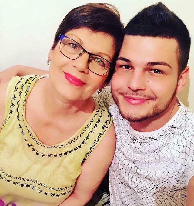 FOTO / Pe Răzvan Botezatu îl ştie toată lumea, dar puţini ştiu cum arată mama lui! Ea e femeia pe care o iubeşte cel mai mult şi care refuză să apară la TV