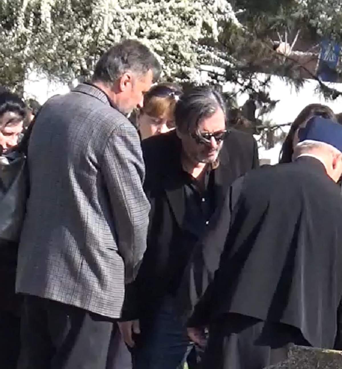 EXCLUSIV! Imagini sfâşietoare de la parastasul Ilenei Ciuculete! Cornel Galeş, în genunchi la mormânt! / VIDEO PAPARAZZI