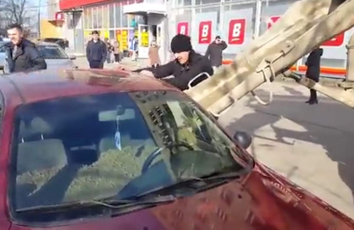 VIDEO / Furios peste limită, un bărbat a umplut maşina soţiei cu ciment după ce ea şi-a schimbat numele
