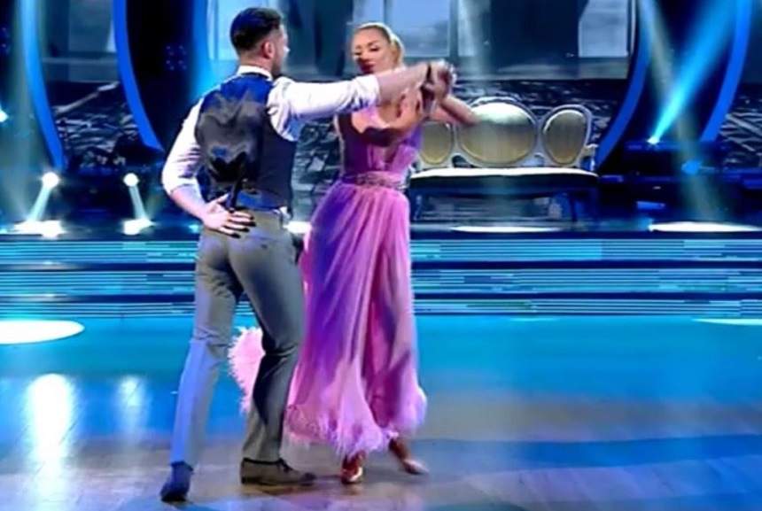 FOTO / Apariţie colorată la TV! Bianca Drăguşanu - roz bombon, Victor Slav, la un pas să-i crape pantalonii