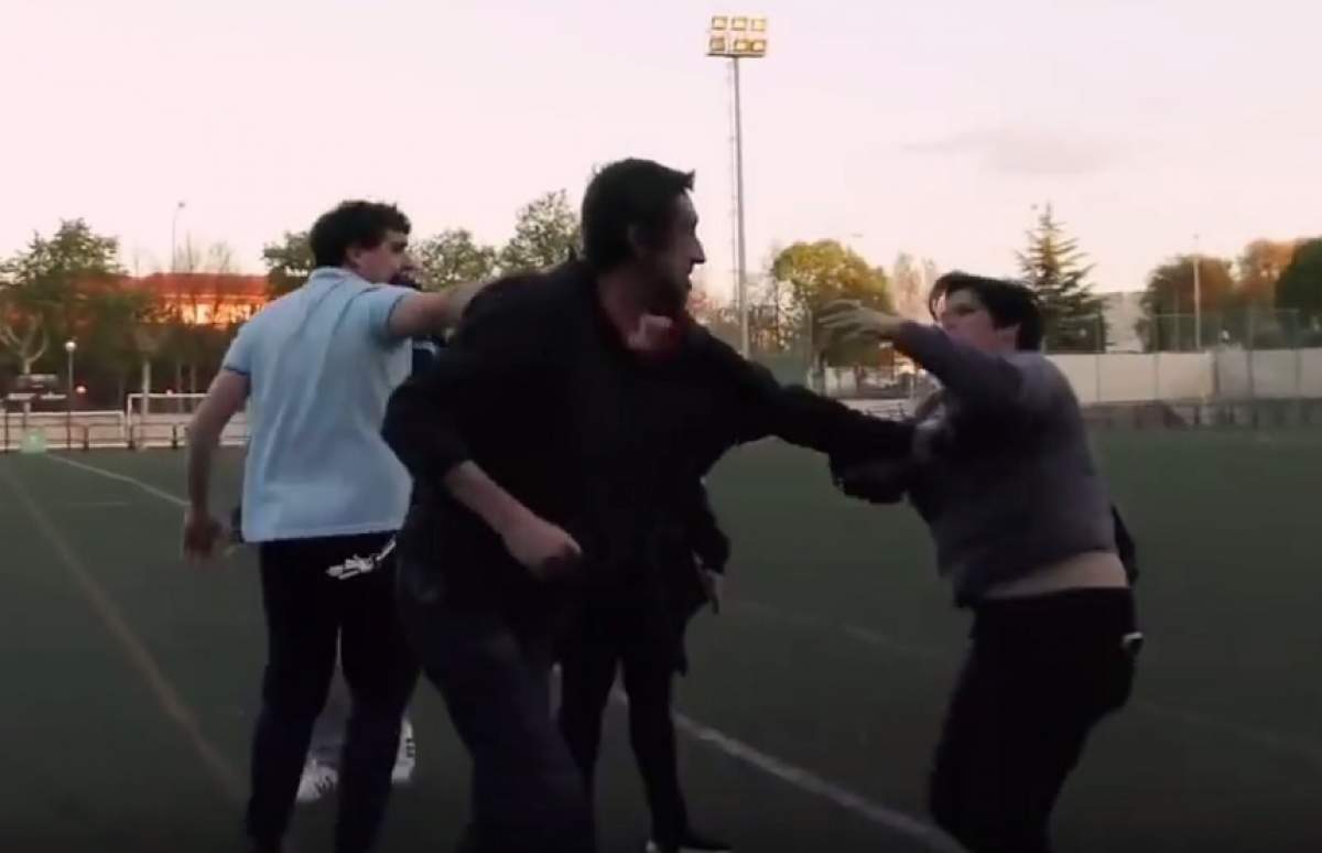 VIDEO / Uluitor! Părinţii unor juniori s-au luat la bătaie pe terenul de fotbal!