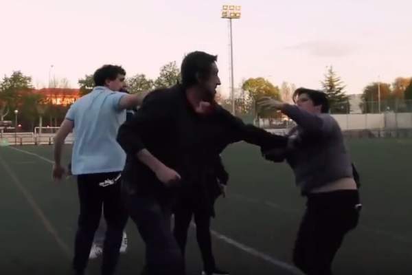 VIDEO / Uluitor! Părinţii unor juniori s-au luat la bătaie pe terenul de fotbal!
