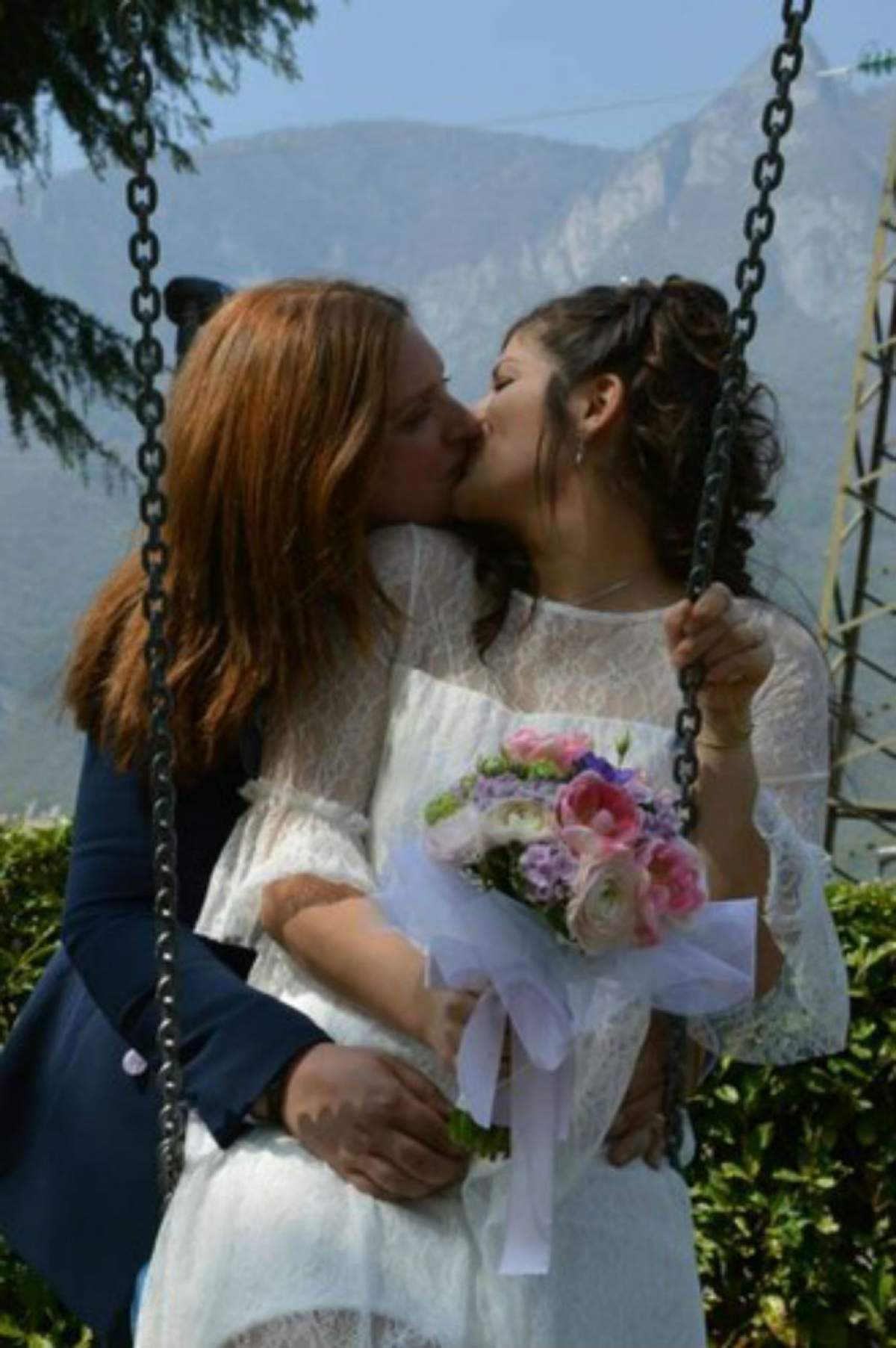 VIDEO / O româncă lesbiană s-a căsătorit cu iubita ei în Italia! Ele sunt deja mămici