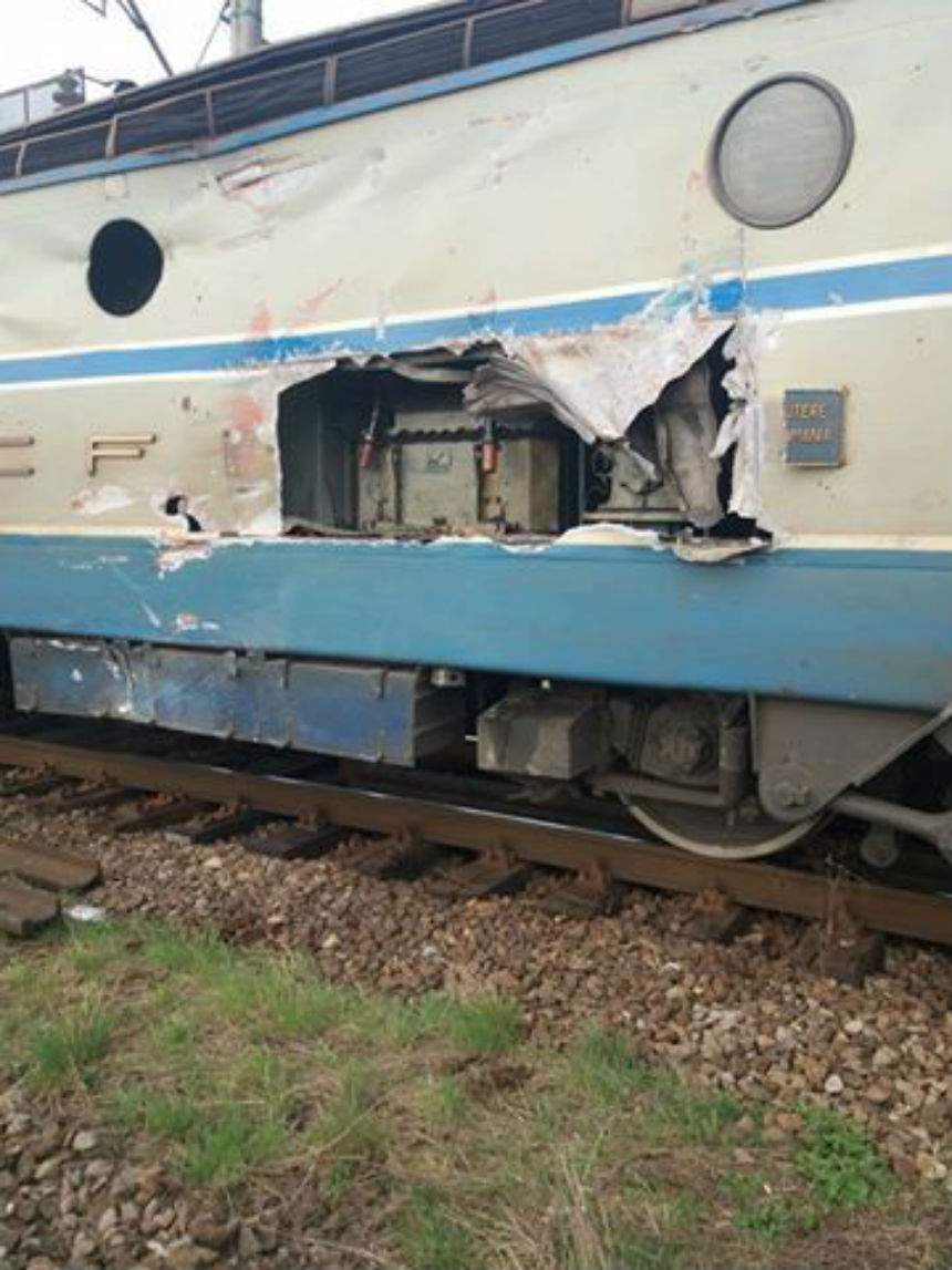 FOTO / Accident violent! Un tir s-a ciocnit cu un tren, iar mastodontul s-a răsturnat pe calea ferată