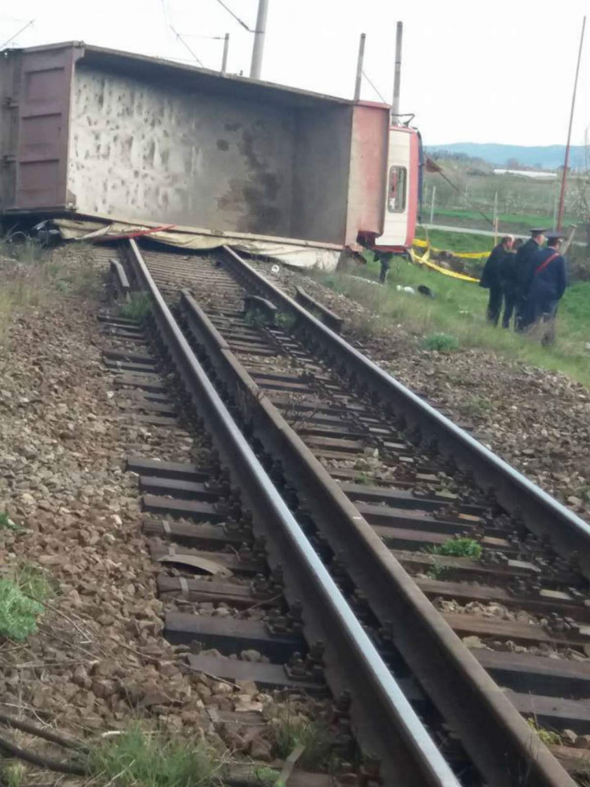 FOTO / Accident violent! Un tir s-a ciocnit cu un tren, iar mastodontul s-a răsturnat pe calea ferată