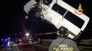 Opt români, răniţi în urma unui accident rutier în nordul Italiei! Trei dintre ei se află în stare gravă