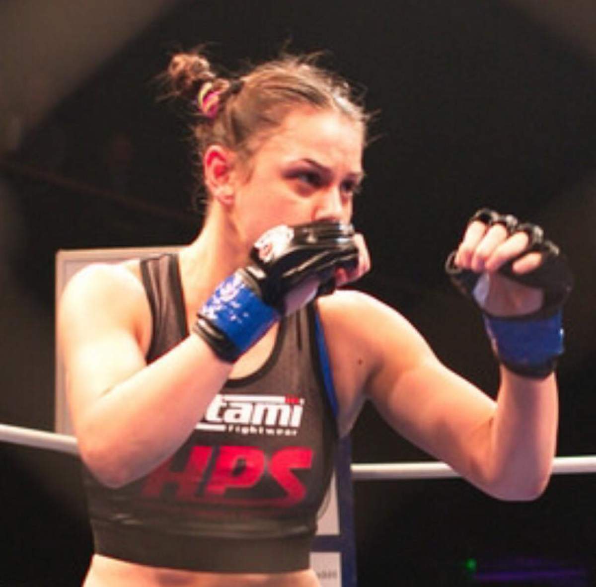 VIDEO/ Scene de infarct cu cea mai dură luptătoare de MMA din România. Tânăra s-a lăsat filmată aproape goală în bucătărie 