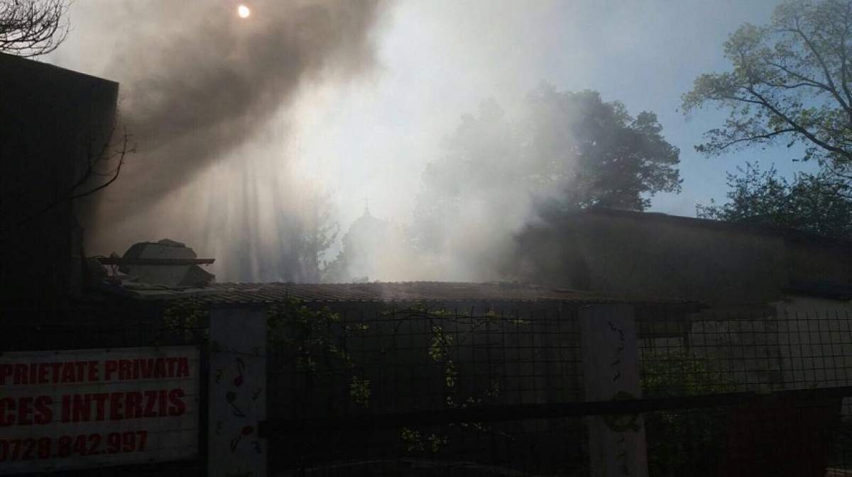 FOTO / Incendiu în Bucureşti, lângă casa parohială! Autospecialele au intervenit