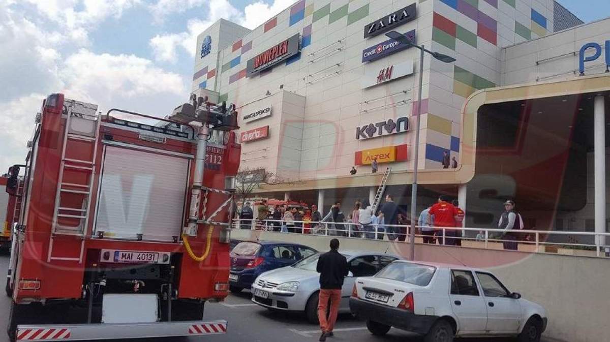 FOTO / UPDATE: Incendiu într-un mall important din Capitală! Pompierii au intervenit la faţa locului