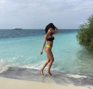 FOTO / Cristina Ich arată demențial în costum de baie! Frumoasa vedetă a pozat incendiar pe plaja din Maldive