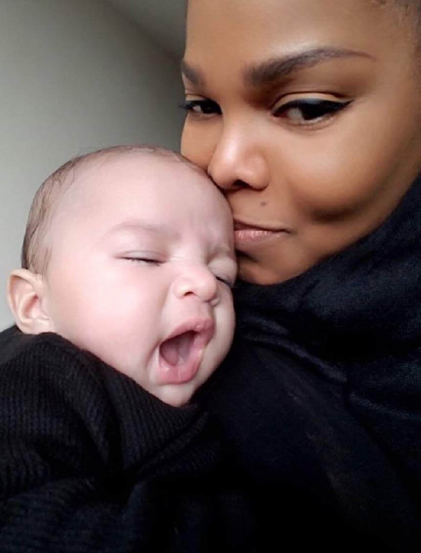 FOTO / Janet Jackson şi-a arătat pentru prima dată fiul, la scurt timp după ce s-a despărţit de tatăl micuţului. Cum arată copilul artistei de 50 de ani