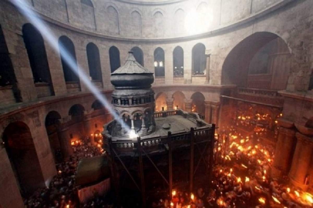 Lumina Sfântă s-a aprins în Biserica Mormântului Sfânt din Ierusalim și va fi trimisă în întreaga lume. O delegaţie a Patriarhiei Române va aduce Lumina Sfântă și în România.
