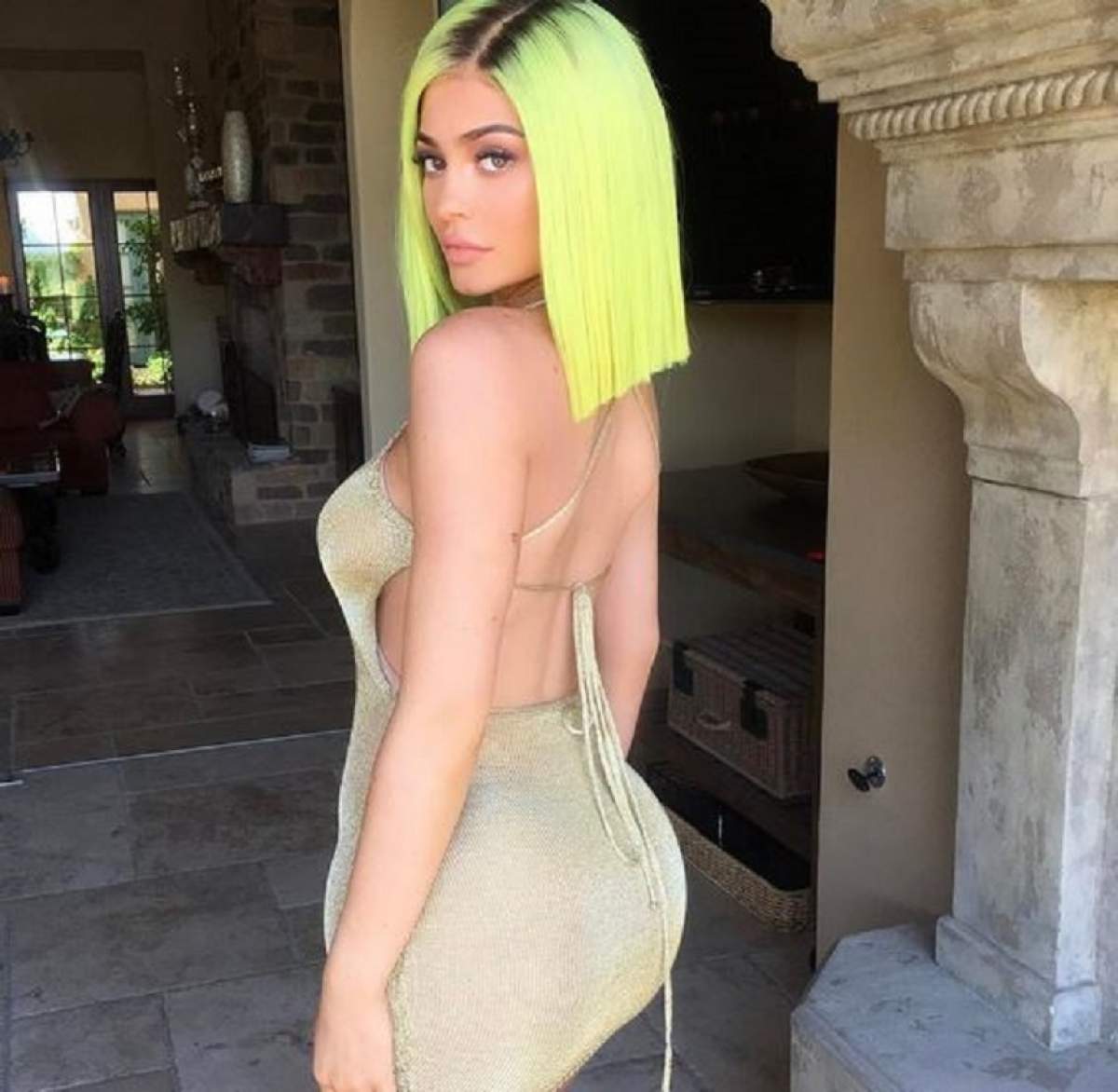 FOTO / Kylie Jenner, păcătoasă în ziua de Paște! S-a pozat incediar cu un decolteu adânc