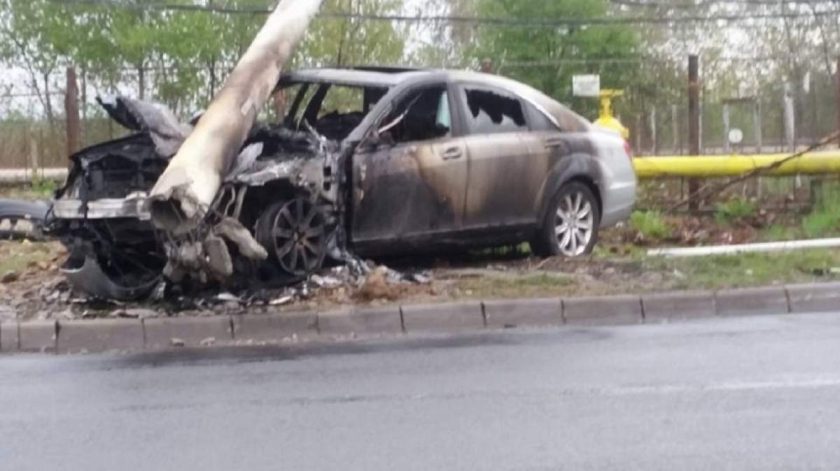 FOTO & VIDEO / Accident teribil în România, chiar de Paște! Mașina a luat foc după ce a sărit peste sensul giratoriu și s-a izbit de un stâlp