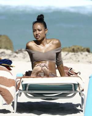 FOTO / UPS! O actriță, surprinsă cu mâinile în bikini! De parcă nu era de ajuns că avea costum de baie transparent și i s-au văzut sânii