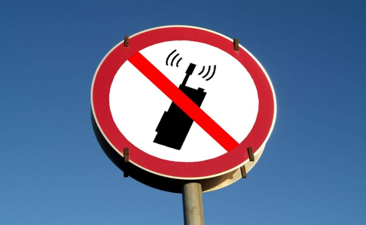 Preşedintele vrea să interzică telefoanele mobile în timpul orelor de curs