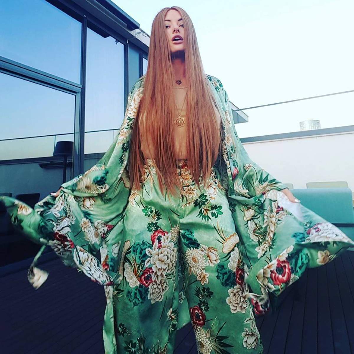 FOTO / Delia şi-a luat o pereche de sandale cu dichis şi a primit multe complimente! Cât a scos din buzunar ca să le aibă