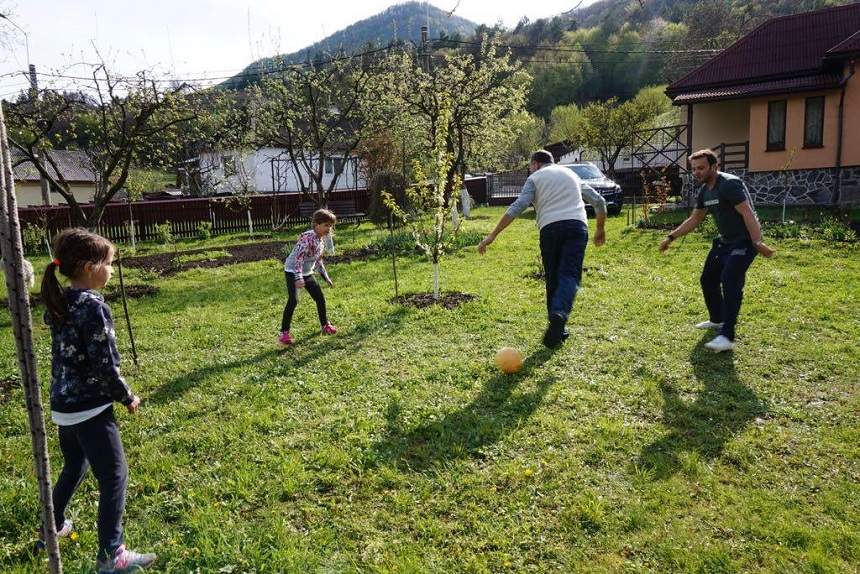 FOTO / Dezvăluiri exclusive şi imagini nemaivăzute din vacanţa lui Mihai Morar. Ce a făcut de Paşte, cu familia